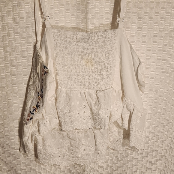 5/$16 💓Forever 21 Lace And Embroidered Crop Tank - Picture 4 of 4